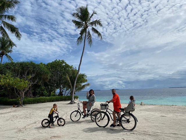 Невозможно красиво: MONATIK растрогал до слез семейной велопрогулкой у океана