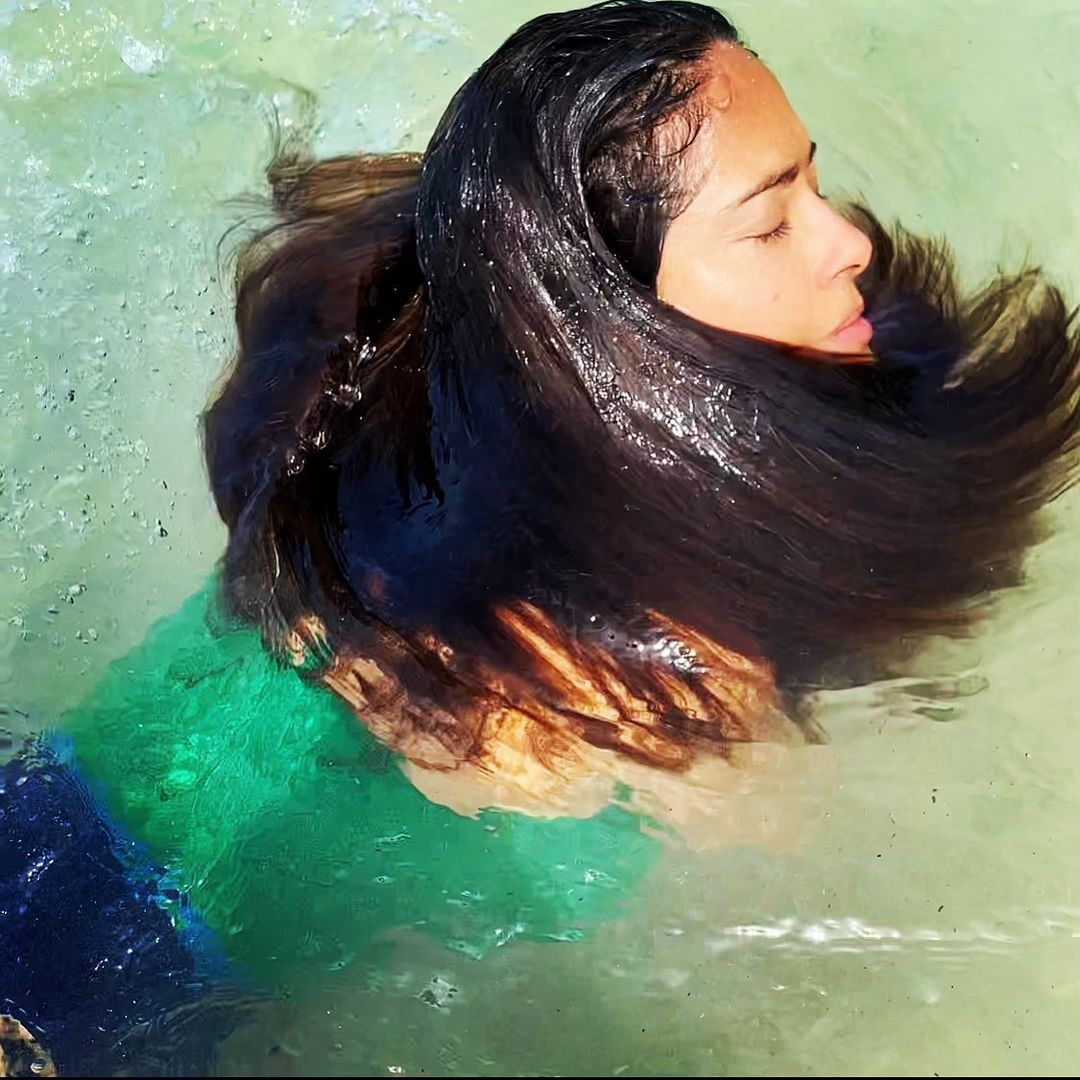 Соблазнительная русалка: Сальма Хайек показала совершенное тело в купальнике