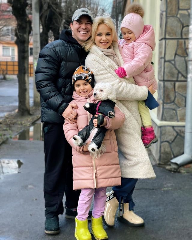 На душе спокойно и уютно: Лилия Ребрик с мужем и дочками согрела абсолютным счастьем