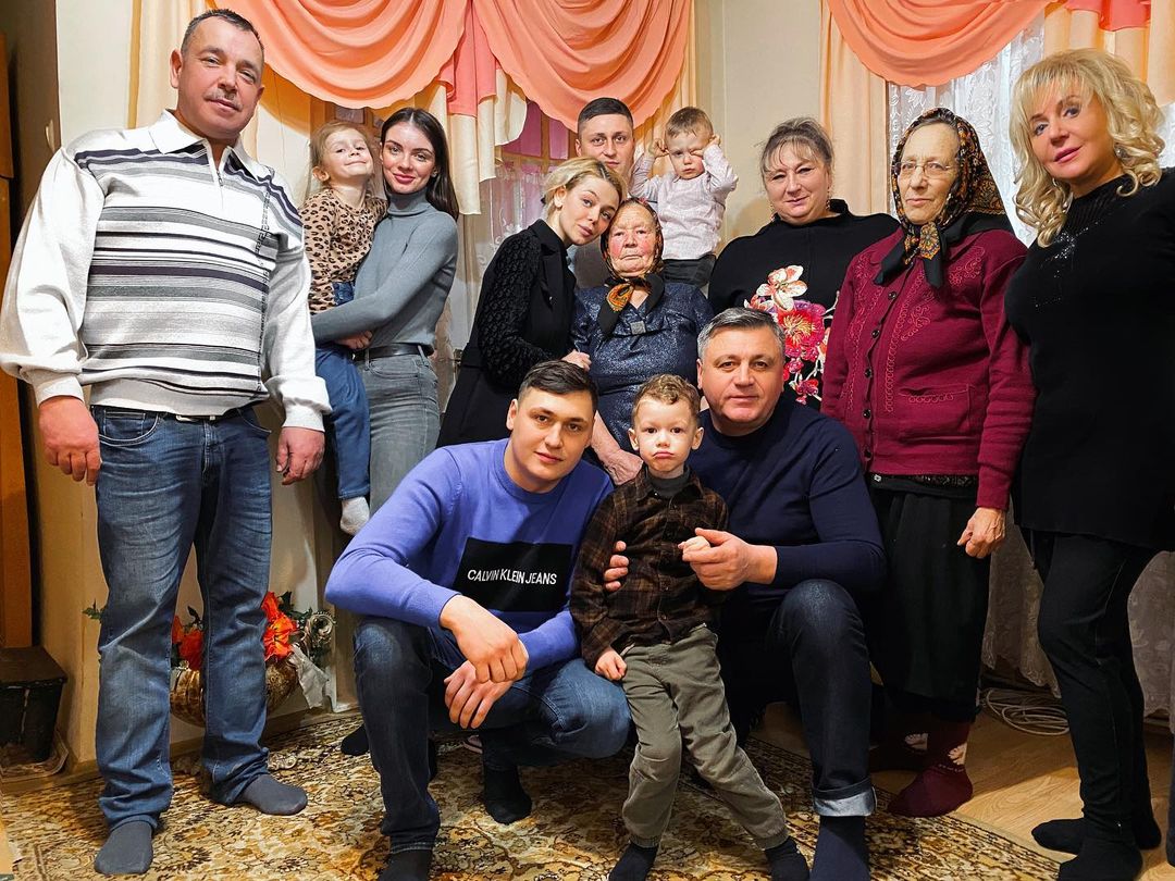 Аліна Гросу привезла нового коханого знайомитися з родичами (фото)