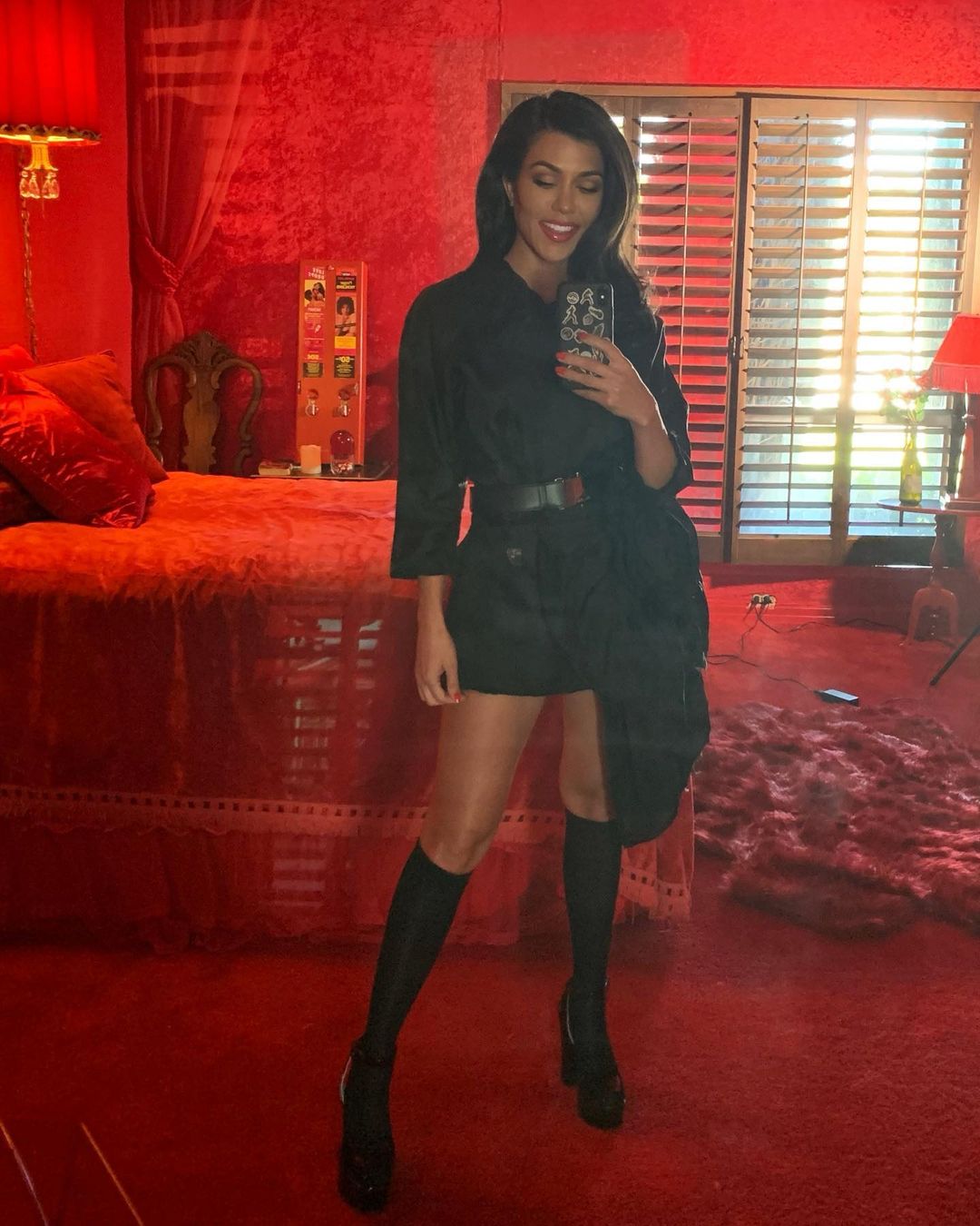 Міні-плаття і гольфи: Кортні Кардашян в ефектному образі демонструє ідеальні ноги