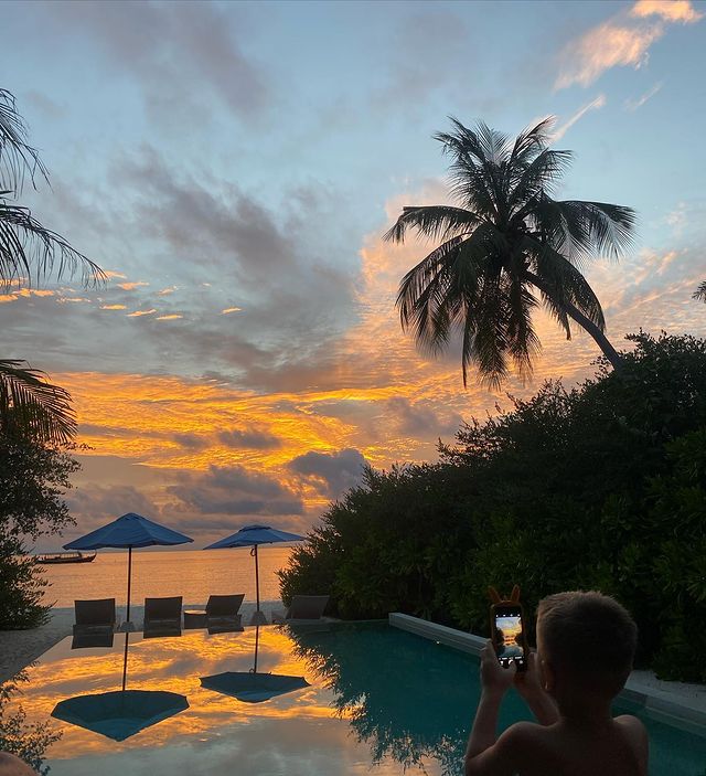 Невозможно красиво: MONATIK растрогал до слез семейной велопрогулкой у океана