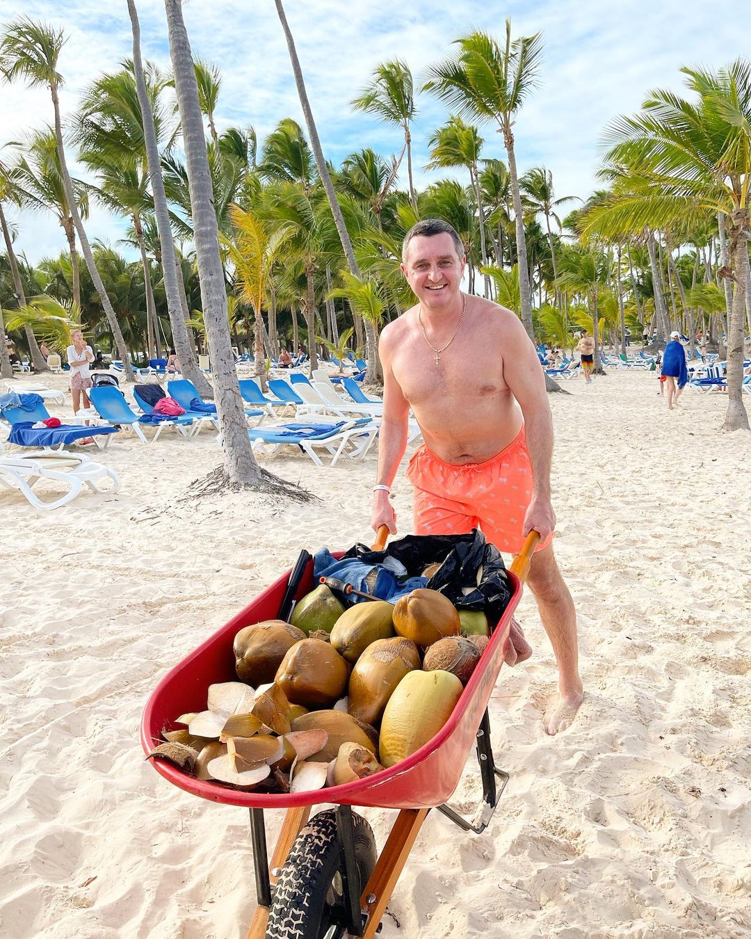 Дядя Жора &quot;рвонув на заробітки&quot; в екзотичну країну: кокос добре йде!