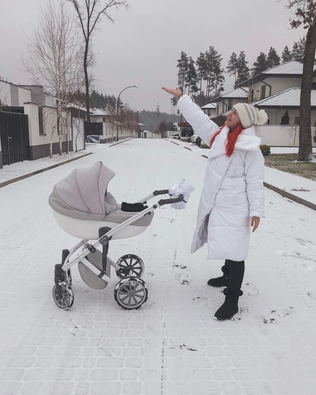 Ідеально для прогулянки: Світлана Тарабарова демонструє стильний зимовий образ в яскравому пуховику