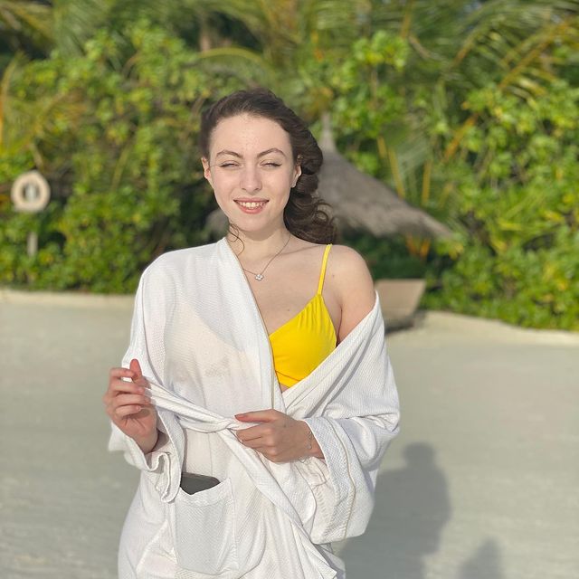 Дочь Поляковой в желтом бикини организовала батл с мамой: буду раздеваться быстро