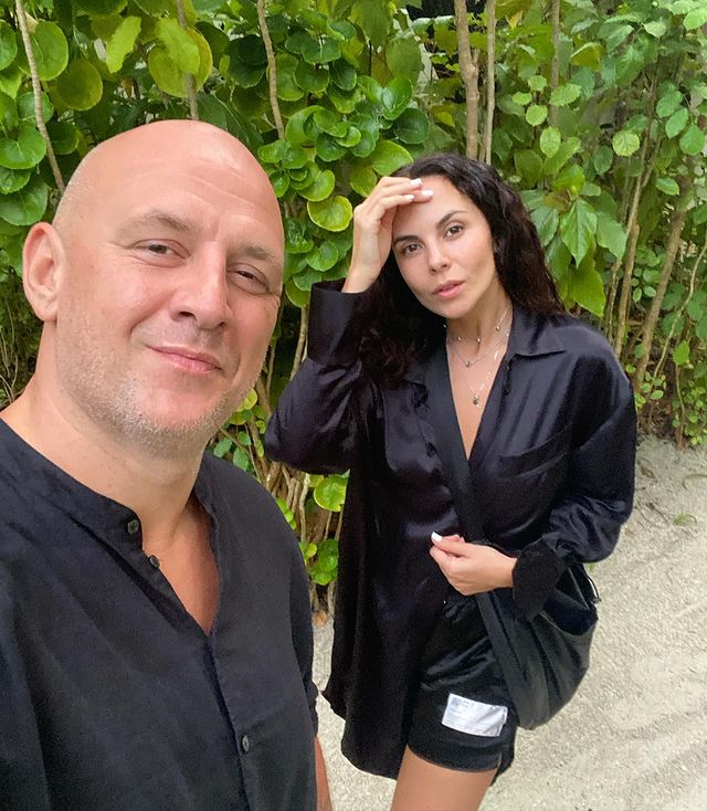 Завтрак прямо в бассейне и прозрачное мини: горячая Каменских завела сеть райскими шалостями