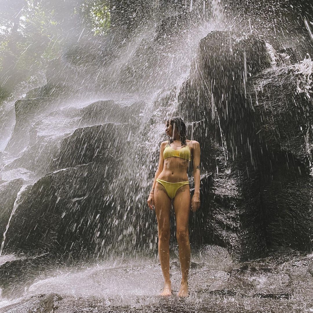 В кайфі: Надя Дорофєєва у відвертому мокрому купальнику підкорила мережу красою