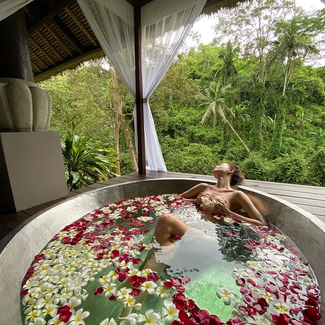 Оголена Дорофєєва поніжилася з Дантесом у ванній серед тропіків: дуже спекотно