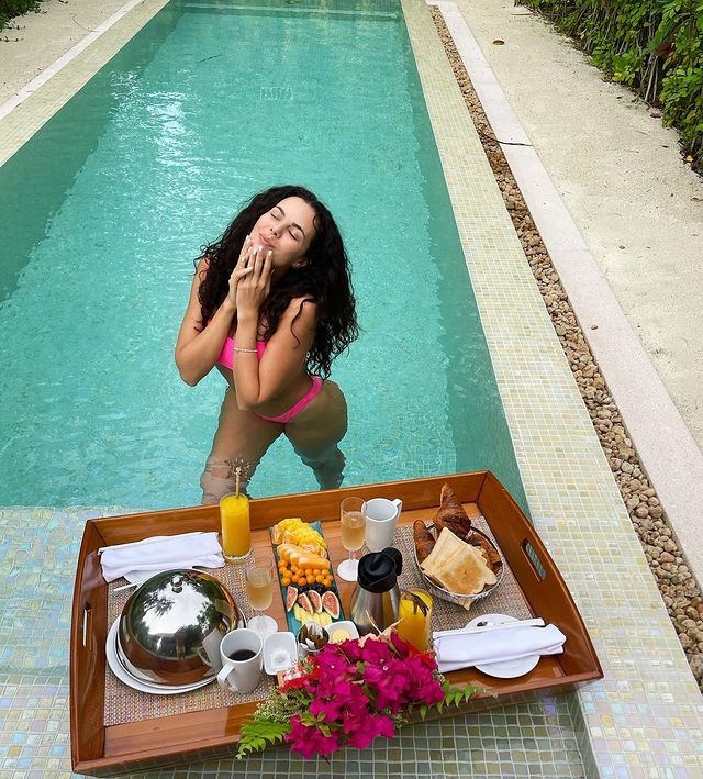 Завтрак прямо в бассейне и прозрачное мини: горячая Каменских завела сеть райскими шалостями