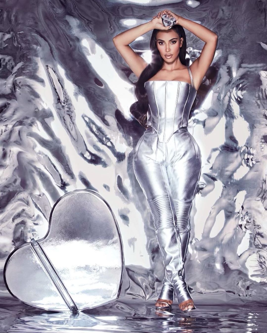 Нахабно скопіювала: Кім Кардашьян в зухвалому комбінезоні звинуватили в плагіаті