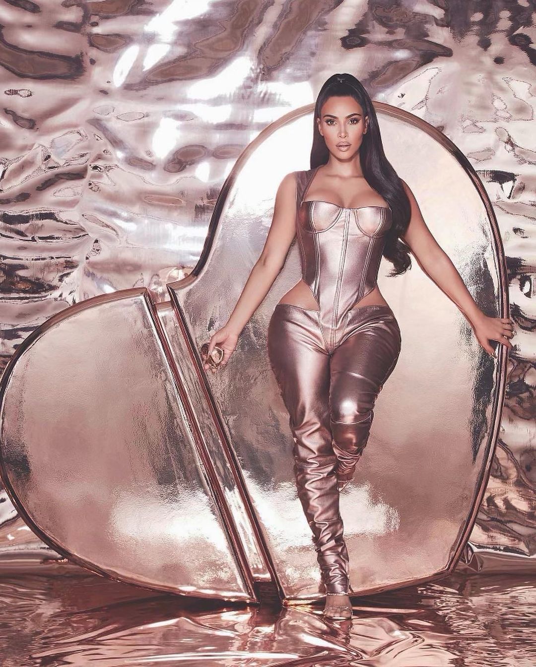 Нахабно скопіювала: Кім Кардашьян в зухвалому комбінезоні звинуватили в плагіаті