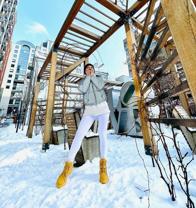 Повне щастя: Влад Яма з дружиною і сином зачарував зимовими забавами на морозі