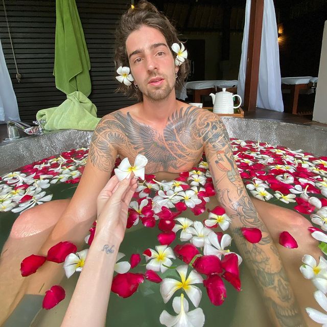 Оголена Дорофєєва поніжилася з Дантесом у ванній серед тропіків: дуже спекотно