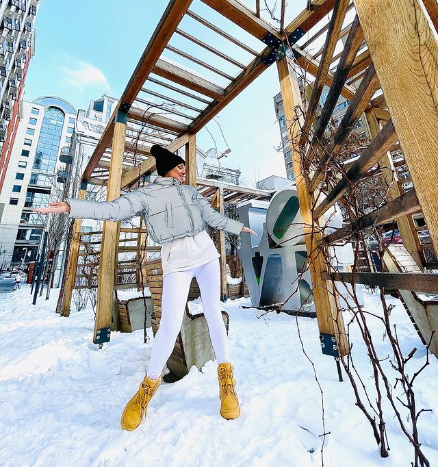 Повне щастя: Влад Яма з дружиною і сином зачарував зимовими забавами на морозі