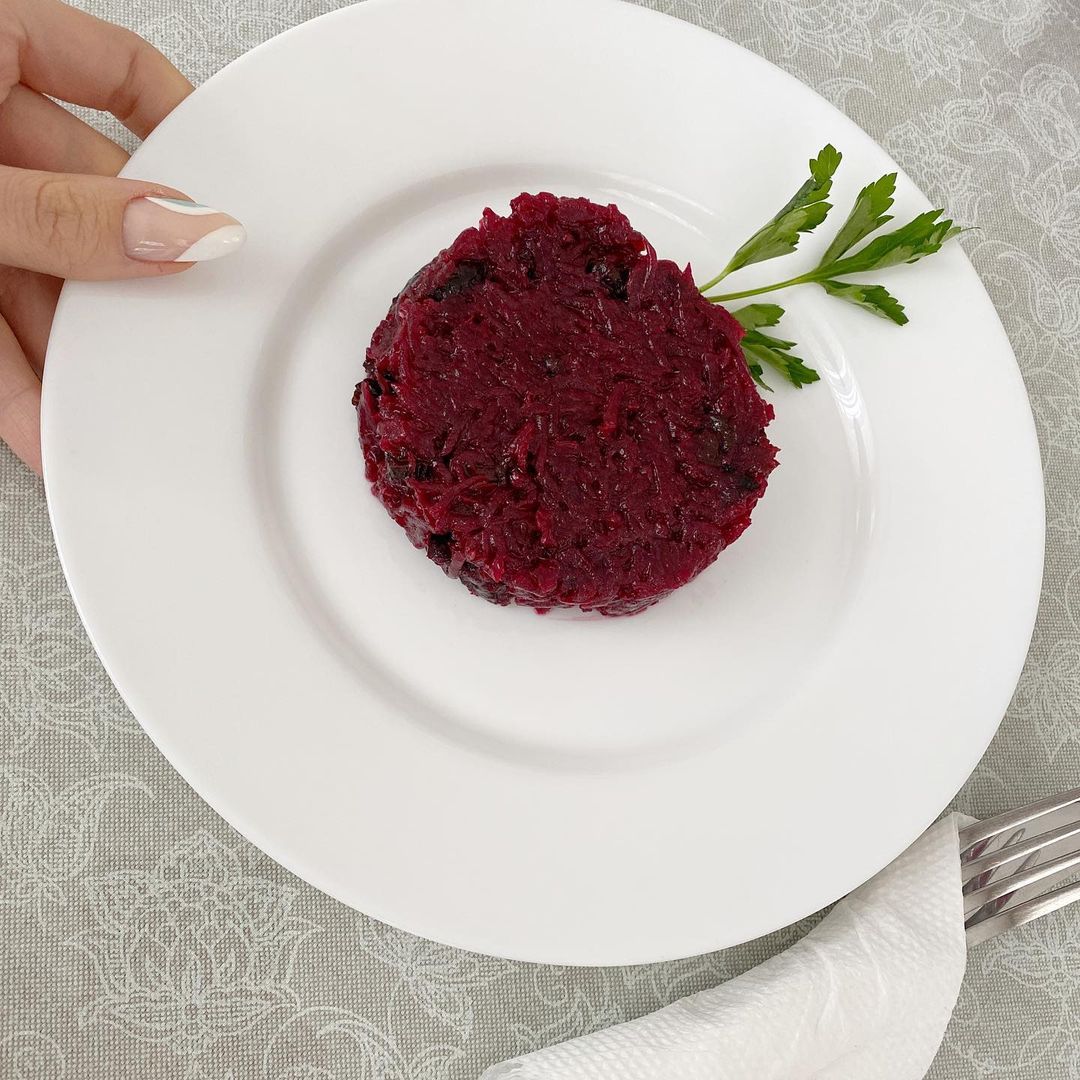 Леся Нікітюк позує в одному халатику на засніженому балконі: розвантажувальні дні