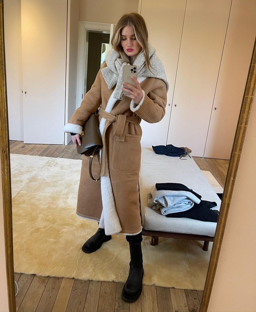 Срочно повторить: Роузи Хантингтон-Уайтли показала 10 трендовых образов для зимы