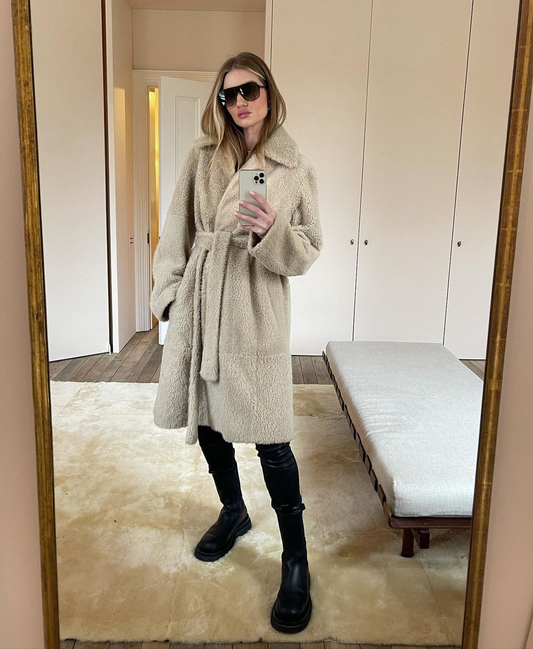 Срочно повторить: Роузи Хантингтон-Уайтли показала 10 трендовых образов для зимы