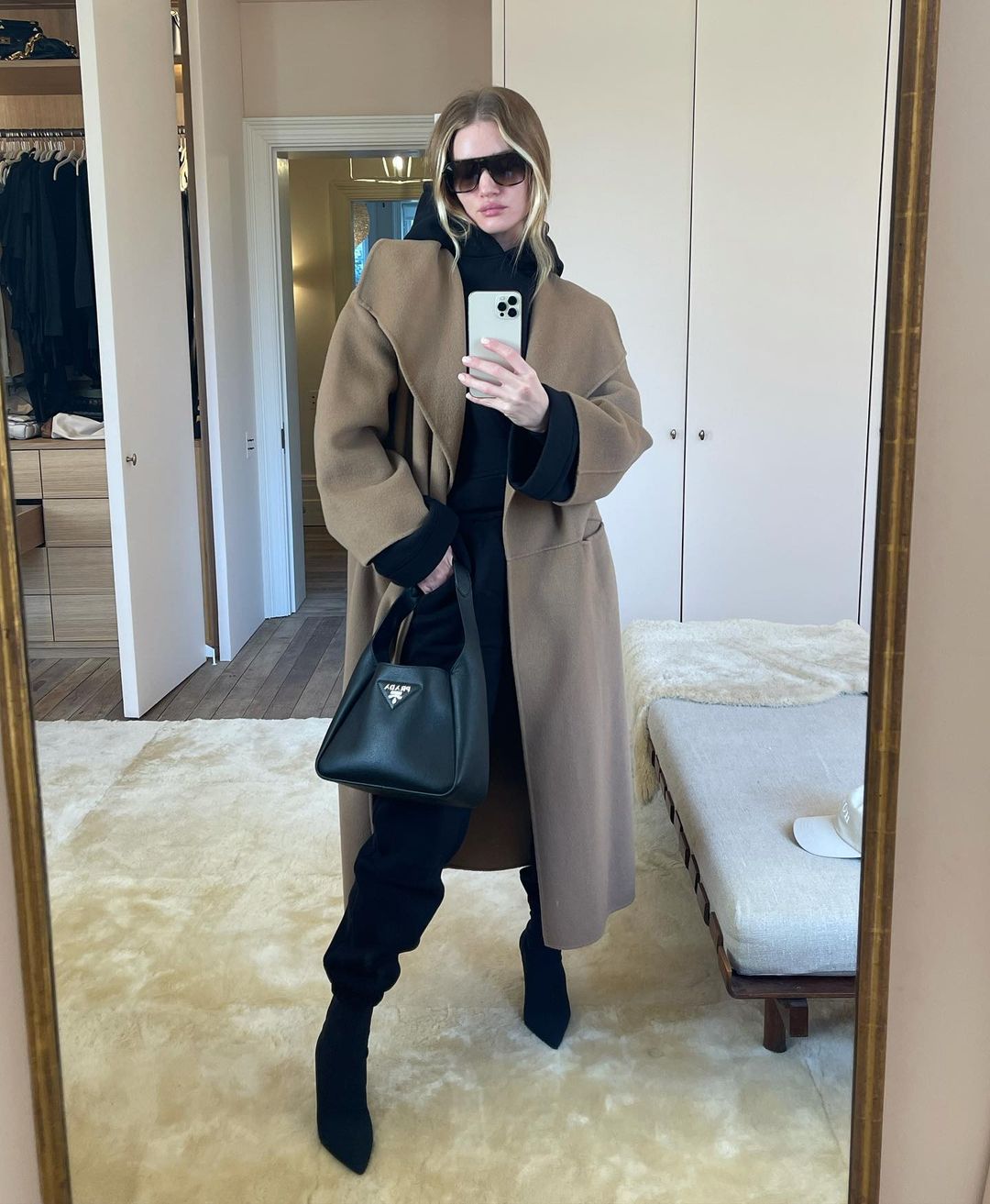 Срочно повторить: Роузи Хантингтон-Уайтли показала 10 трендовых образов для зимы