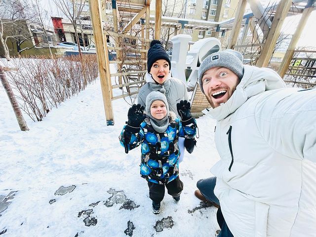 Повне щастя: Влад Яма з дружиною і сином зачарував зимовими забавами на морозі