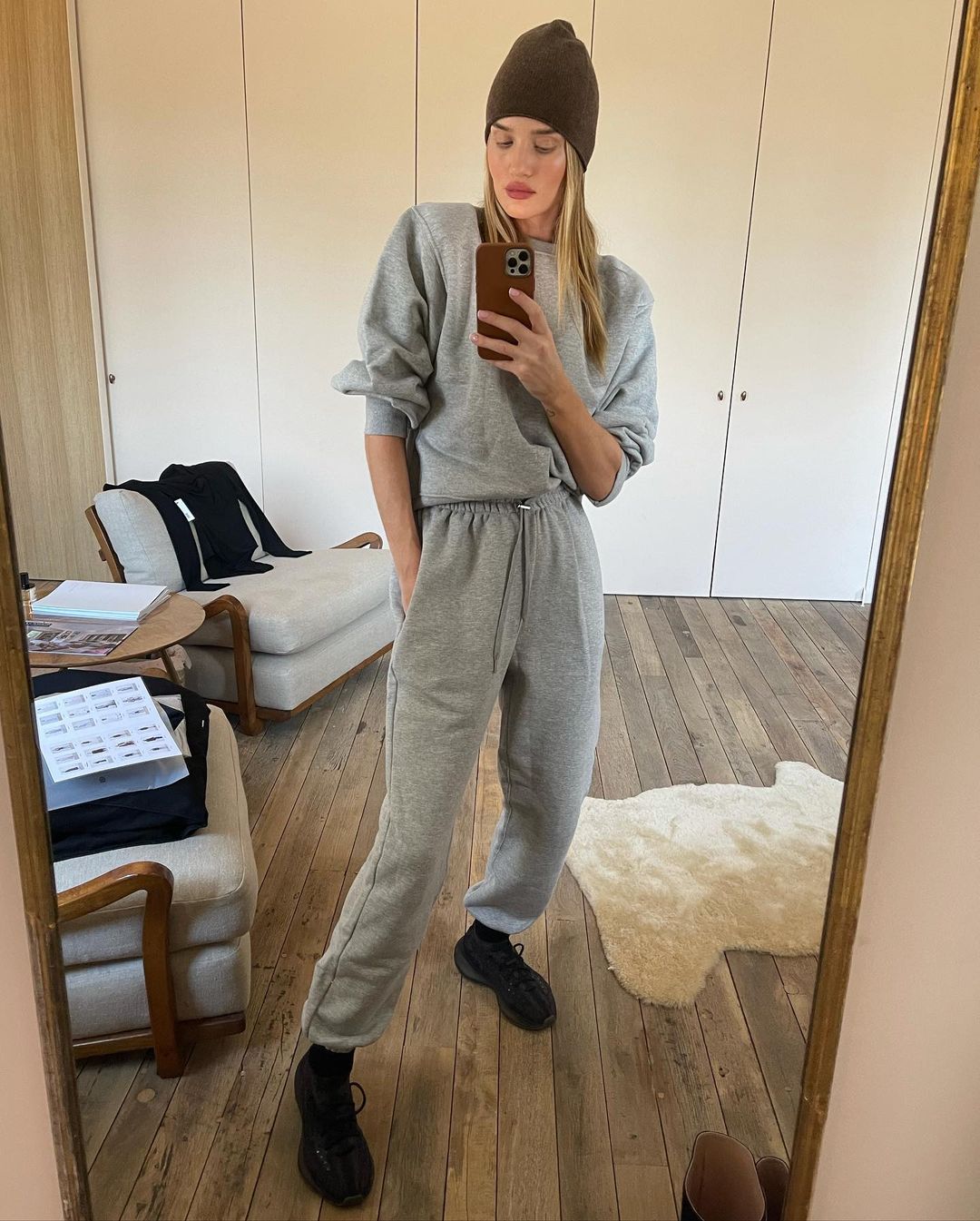 Стильно и уютно: Роузи Хантингтон-Уайтли показала, как носить спортивные вещи этой зимой