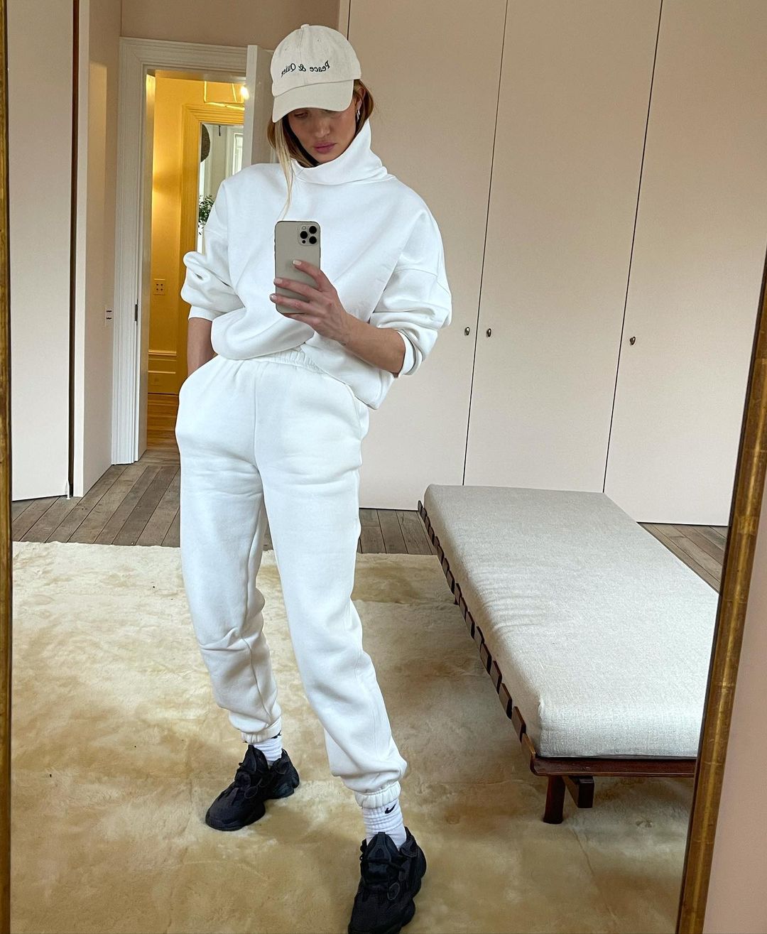 Срочно повторить: Роузи Хантингтон-Уайтли показала 10 трендовых образов для зимы