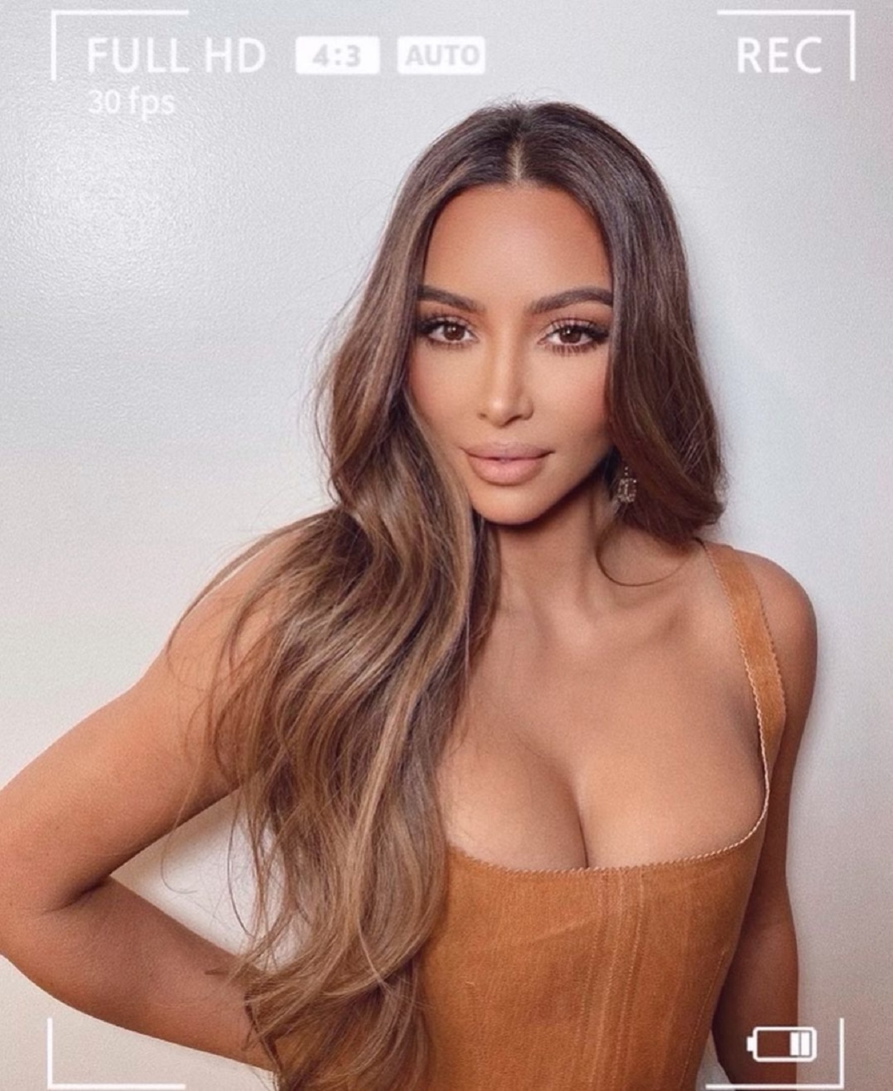 Красивіша, ніж коли-небудь: Кім Кардашьян блиснула розкішним бюстом у відвертому вбранні