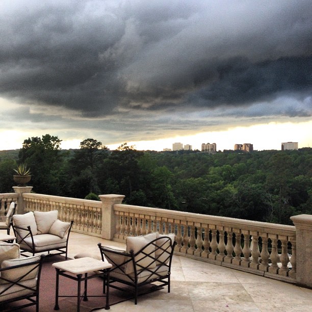 Меган Маркл і принц Гаррі сидять на карантині в розкішному особняку: фото зсередини