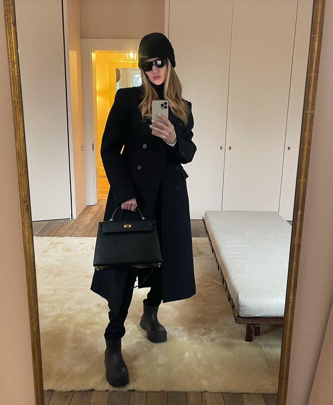 Срочно повторить: Роузи Хантингтон-Уайтли показала 10 трендовых образов для зимы