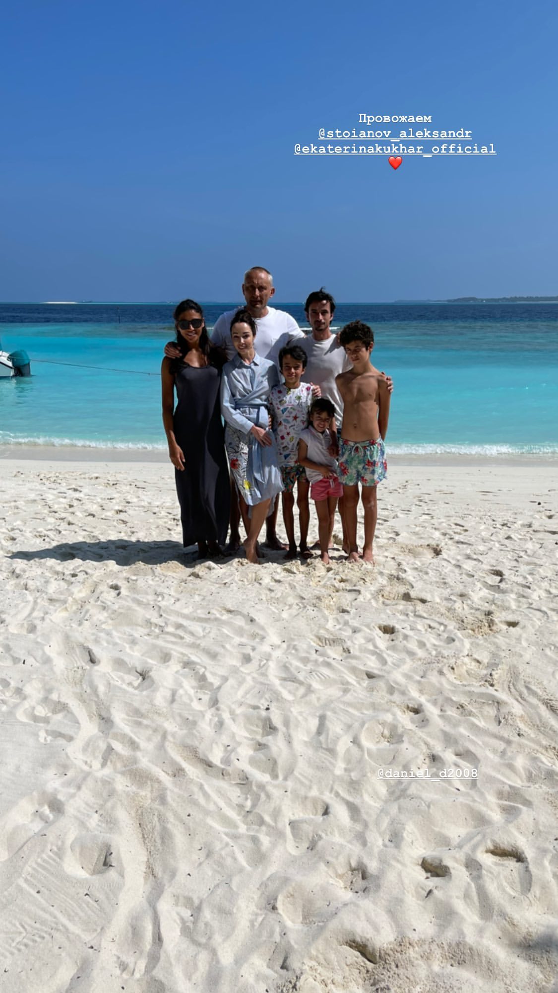 Очей не відірвати: Дімопулос в бікіні зачарувала фото з донькою і несподіваною зустріччю з Кухар на відпочинку