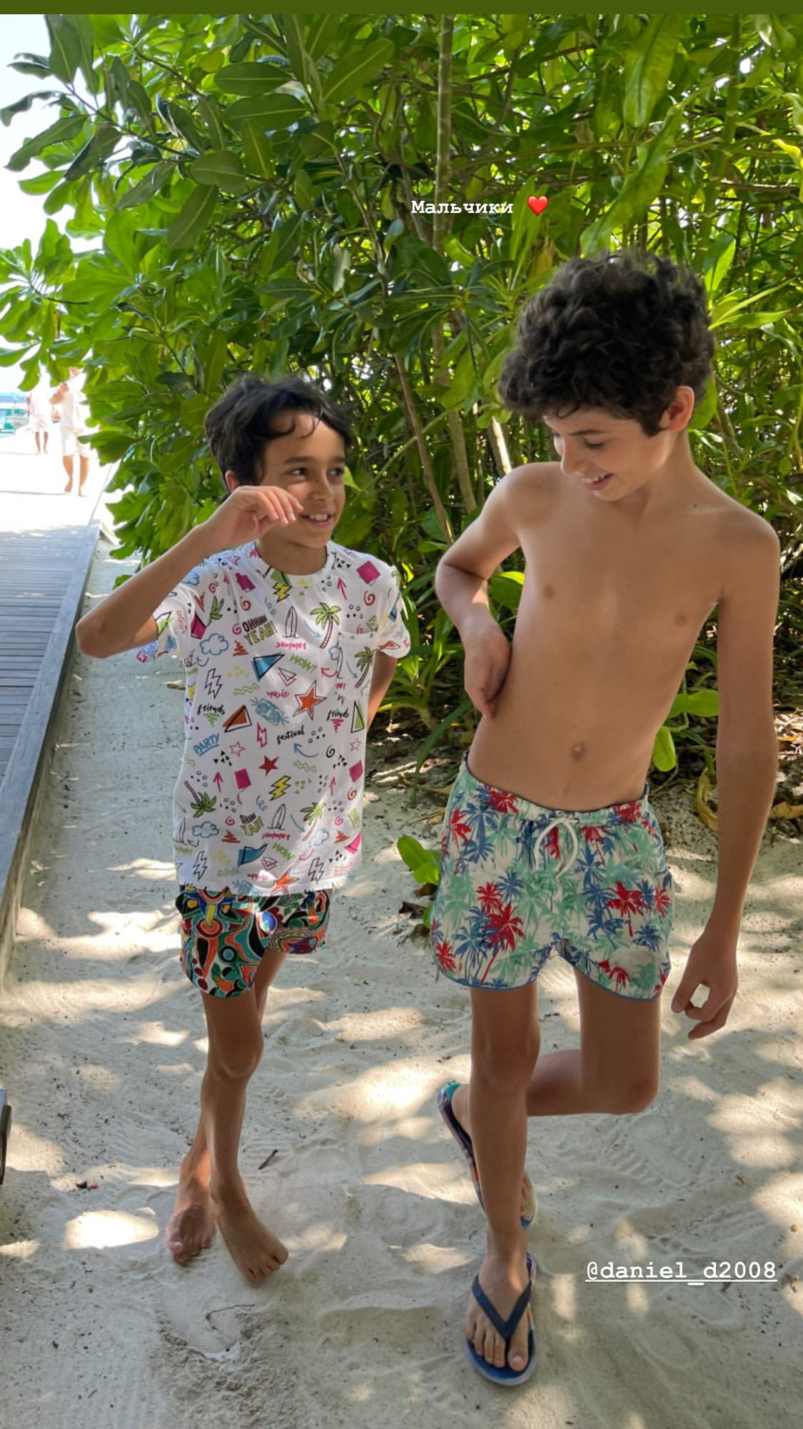 Очей не відірвати: Дімопулос в бікіні зачарувала фото з донькою і несподіваною зустріччю з Кухар на відпочинку