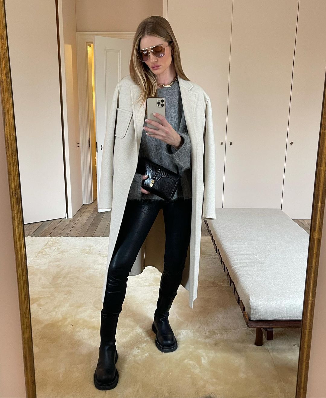 Срочно повторить: Роузи Хантингтон-Уайтли показала 10 трендовых образов для зимы