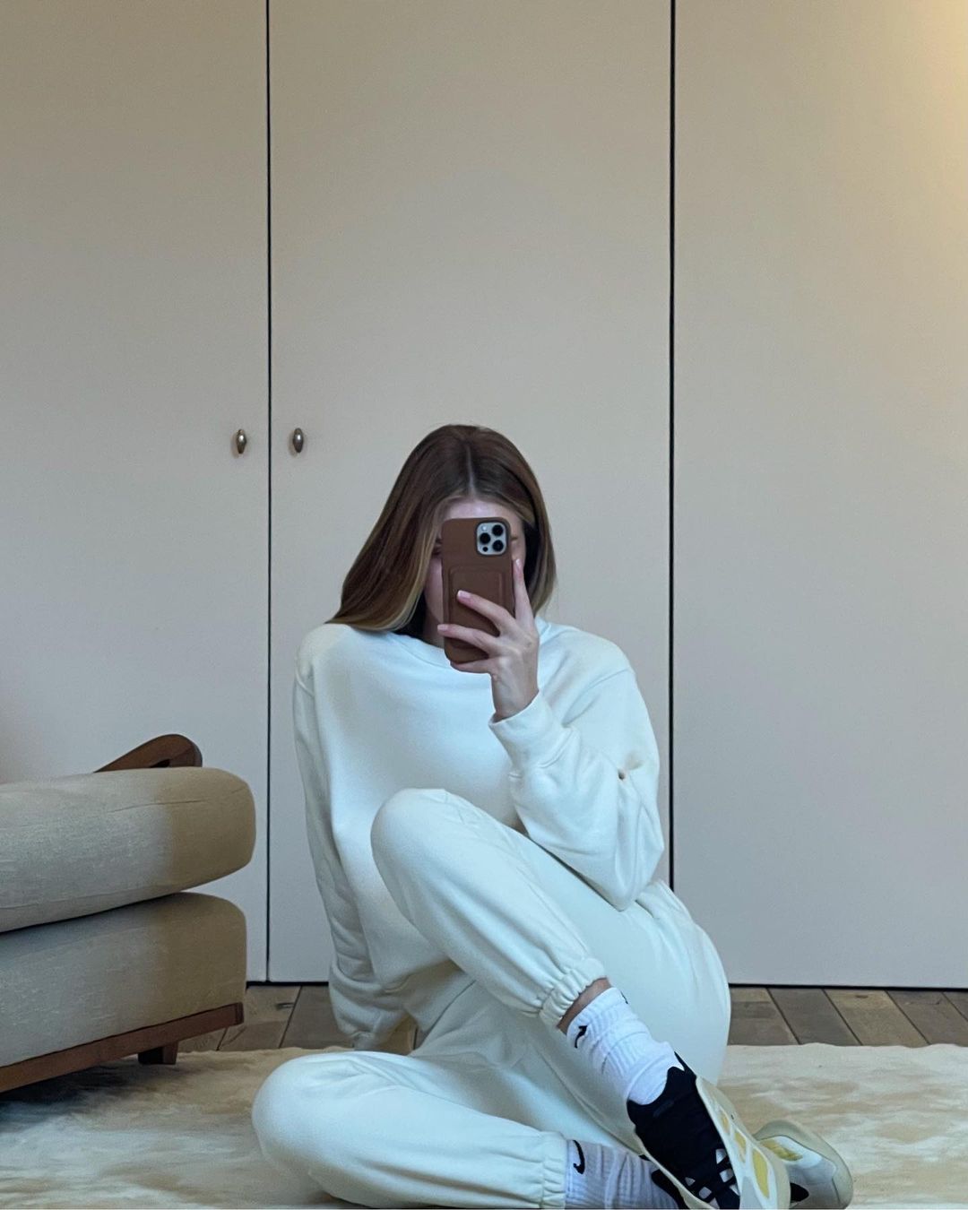 Стильно и уютно: Роузи Хантингтон-Уайтли показала, как носить спортивные вещи этой зимой