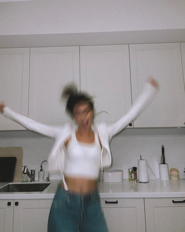 Шикарна як завжди! Надя Дорофєєва в кроп-топі назвала топ-3 сніданки для гарного початку дня