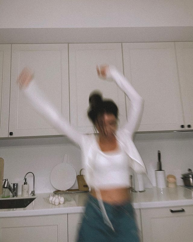 Шикарна як завжди! Надя Дорофєєва в кроп-топі назвала топ-3 сніданки для гарного початку дня