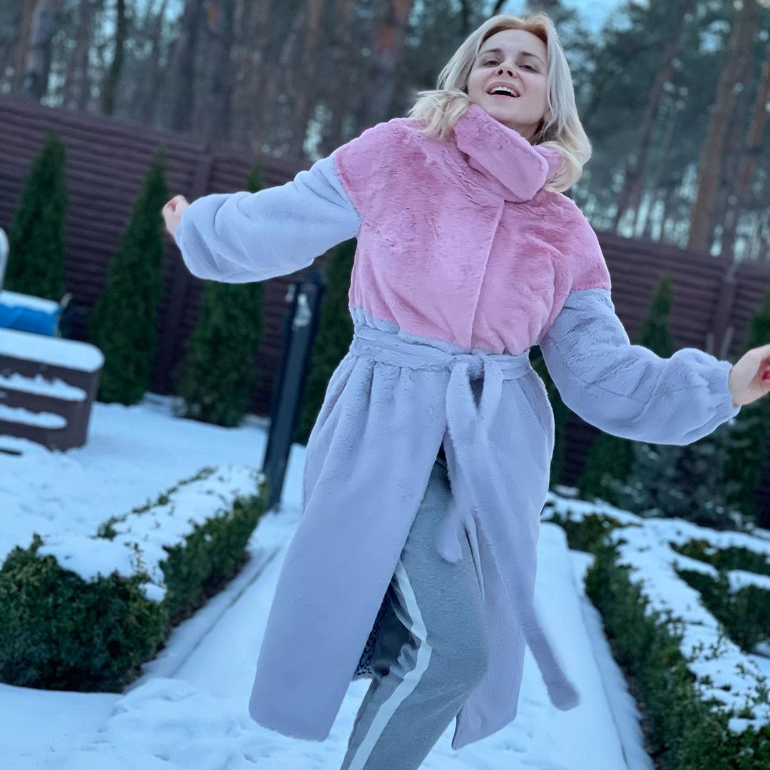 Яка гарна: Лілія Ребрик захопила мережа луком в шубці і поділилася рецептом кексу за п'ять хвилин