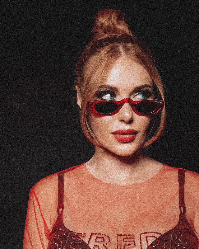 Слава з НеАнгелів в прозорому вбранні засвітила білизну і зробила попередження коханому