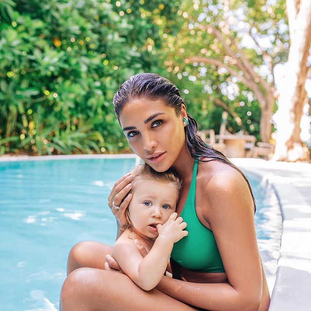 Очей не відірвати: Дімопулос в бікіні зачарувала фото з донькою і несподіваною зустріччю з Кухар на відпочинку