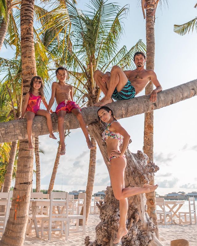 Кухар в бикини с мужем и детьми восхитила фотооткрыткой с Мальдив: у младшенького такой пресс