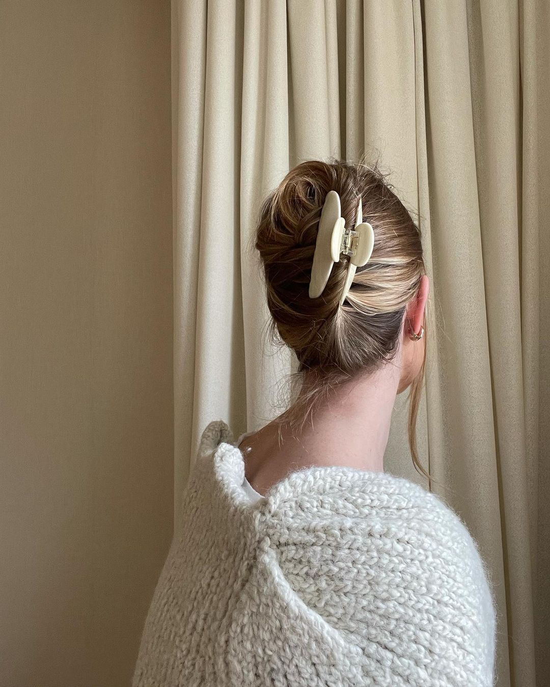 Крабик для волос из 90-х снова в тренде: как носить заколку в 2021