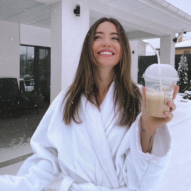 Словно принцесса Дисней! Счастливая Дорофеева в одном халате поразила смелым поступком