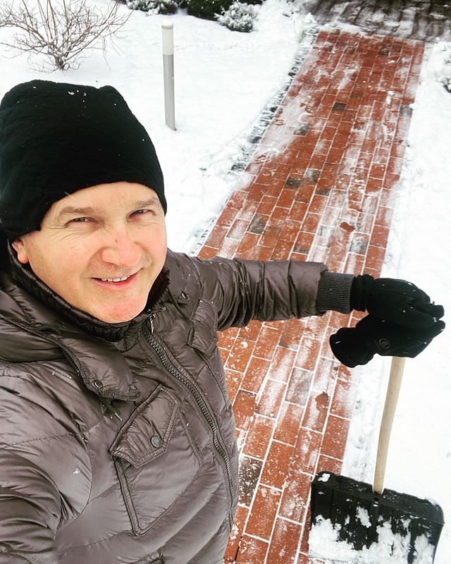 Справжній тато: Юрій Горбунов зворушив зимовим вечірнім ритуалом з синочком