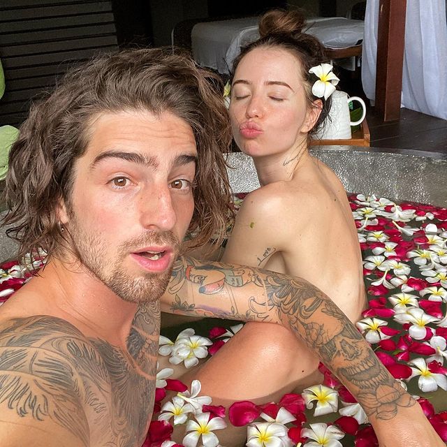 Обнаженная и без макияжа: Дантес показал, как понежился с Дорофеевой в ванной