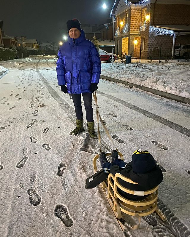 Справжній тато: Юрій Горбунов зворушив зимовим вечірнім ритуалом з синочком