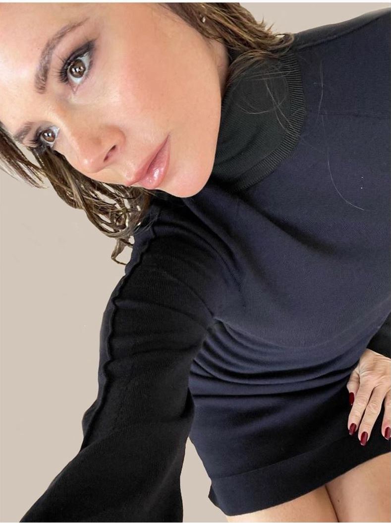 46-летняя Виктория Бекхэм покорила стройной фигурой в мини-платье