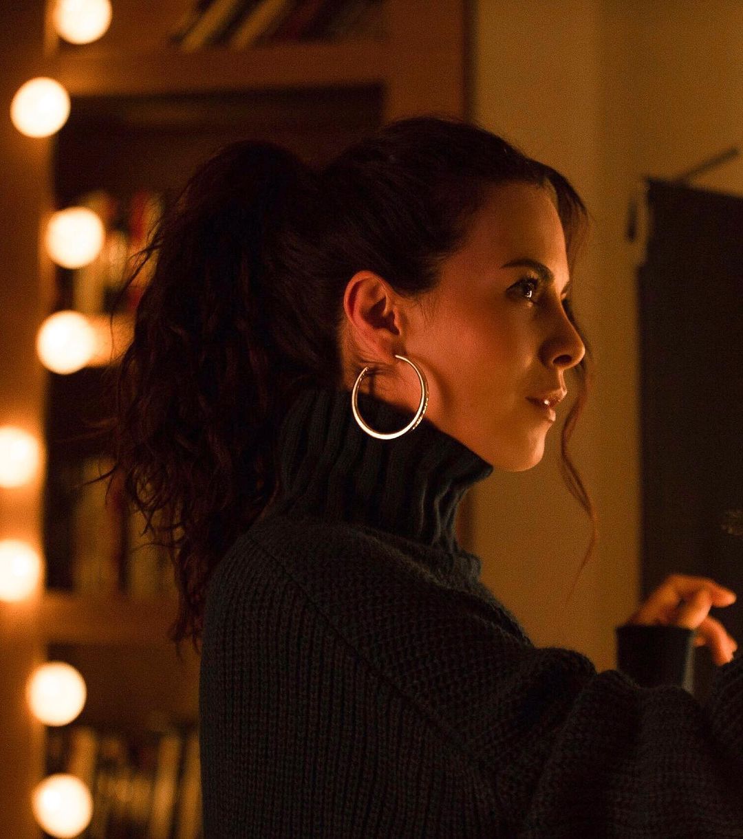 Сережки-кольца, свитер и высокий хвост: Настя Каменских в новом образе покорила поклонников красотой