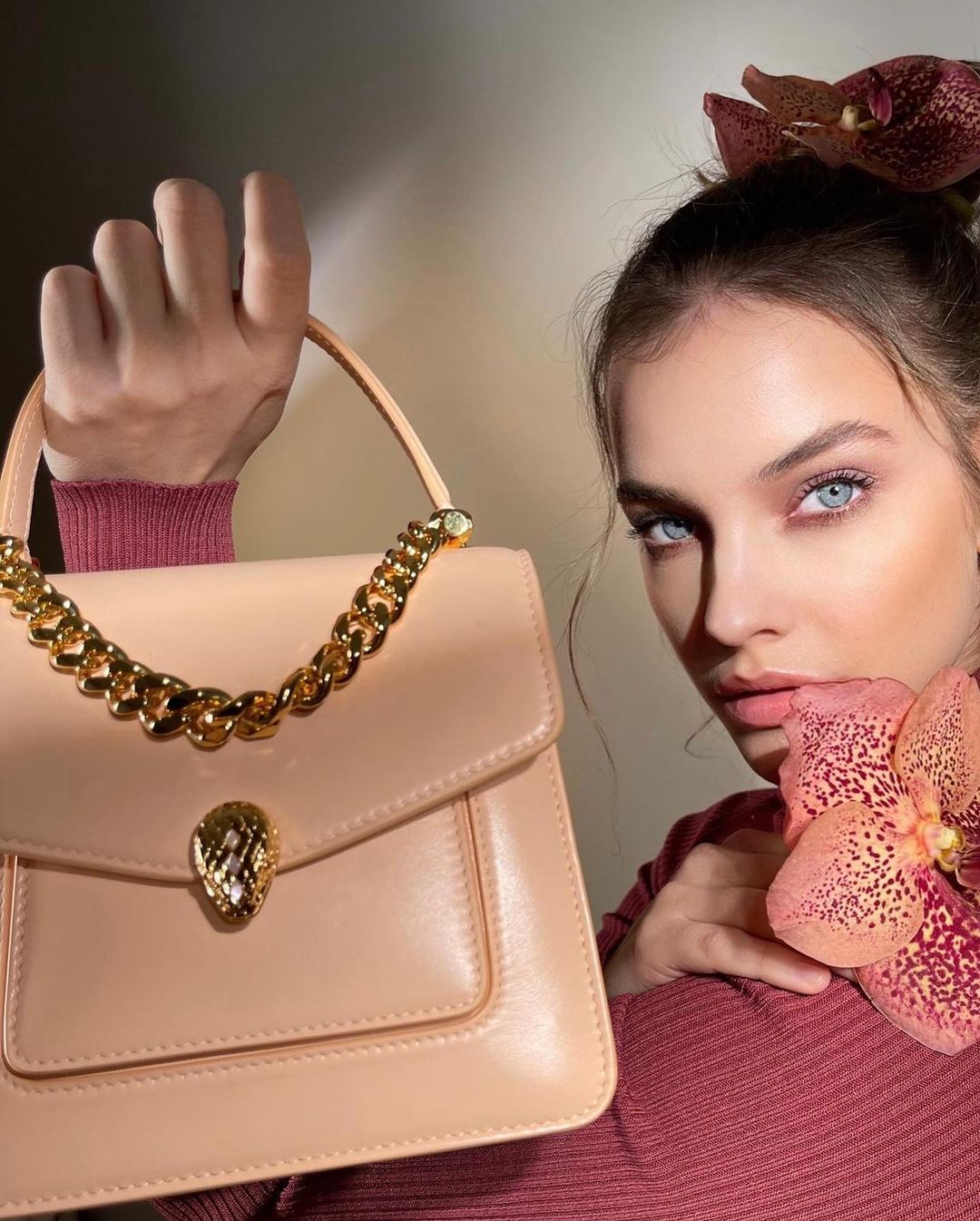 Дикая орхидея: Барбара Палвин в пышной юбке и гольфе восхитила неземной красотой