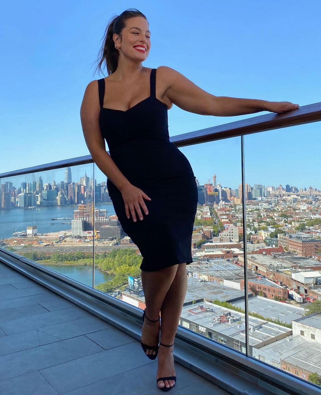 Шикарная: Эшли Грэм в белоснежном боди восхитила роскошной фигурой