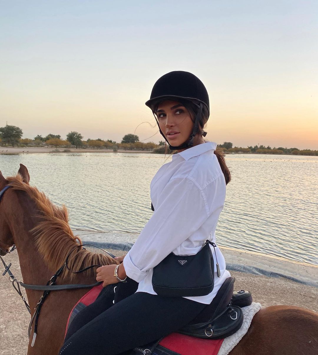 Изысканная наездница: Санта Димопулос покорила фанатов грацией и красотой на конной прогулке