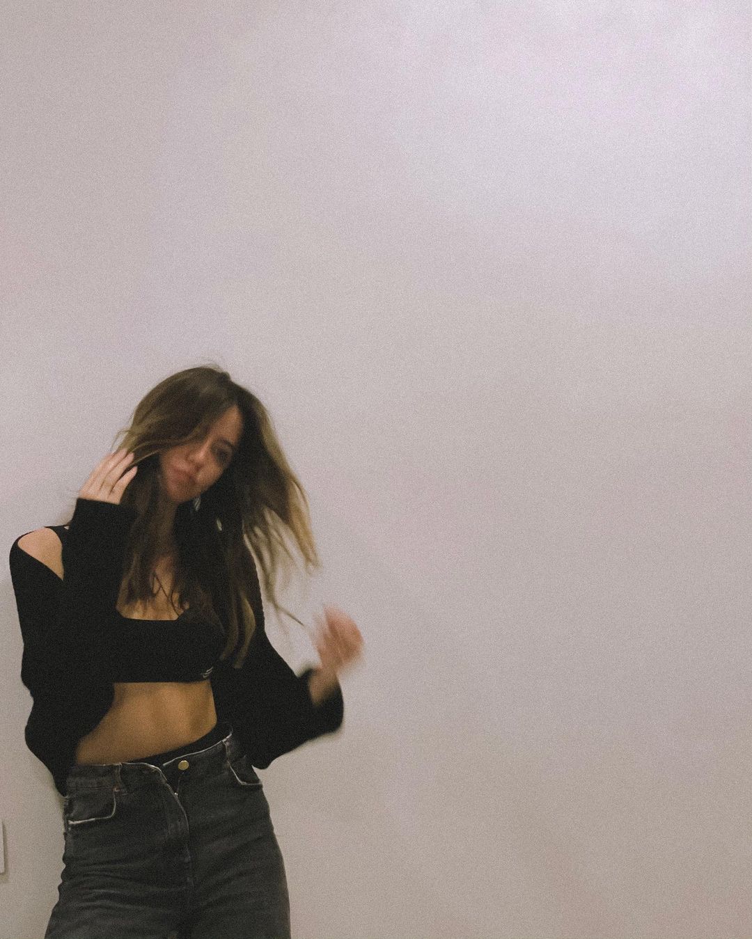 Пробуем повторить: Надя Дорофеева демонстрирует стильный зимний лук в джинсах и кроп-топе