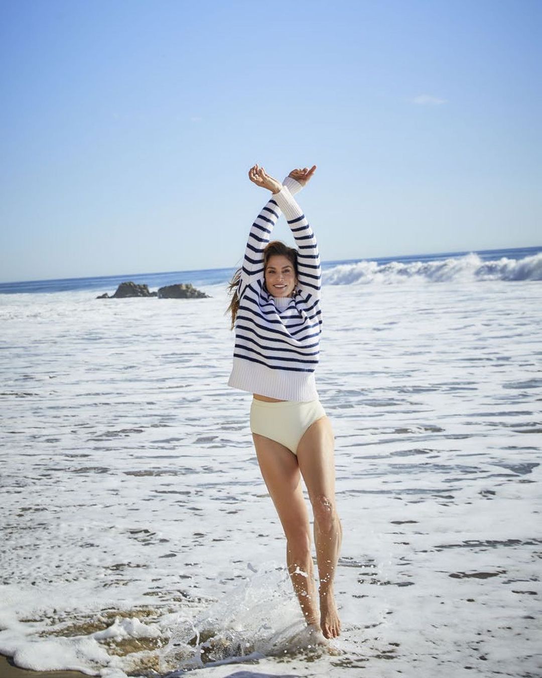 Їй точно 54? Сінді Кроуфорд блиснула витонченою фігурою для відомого глянцю